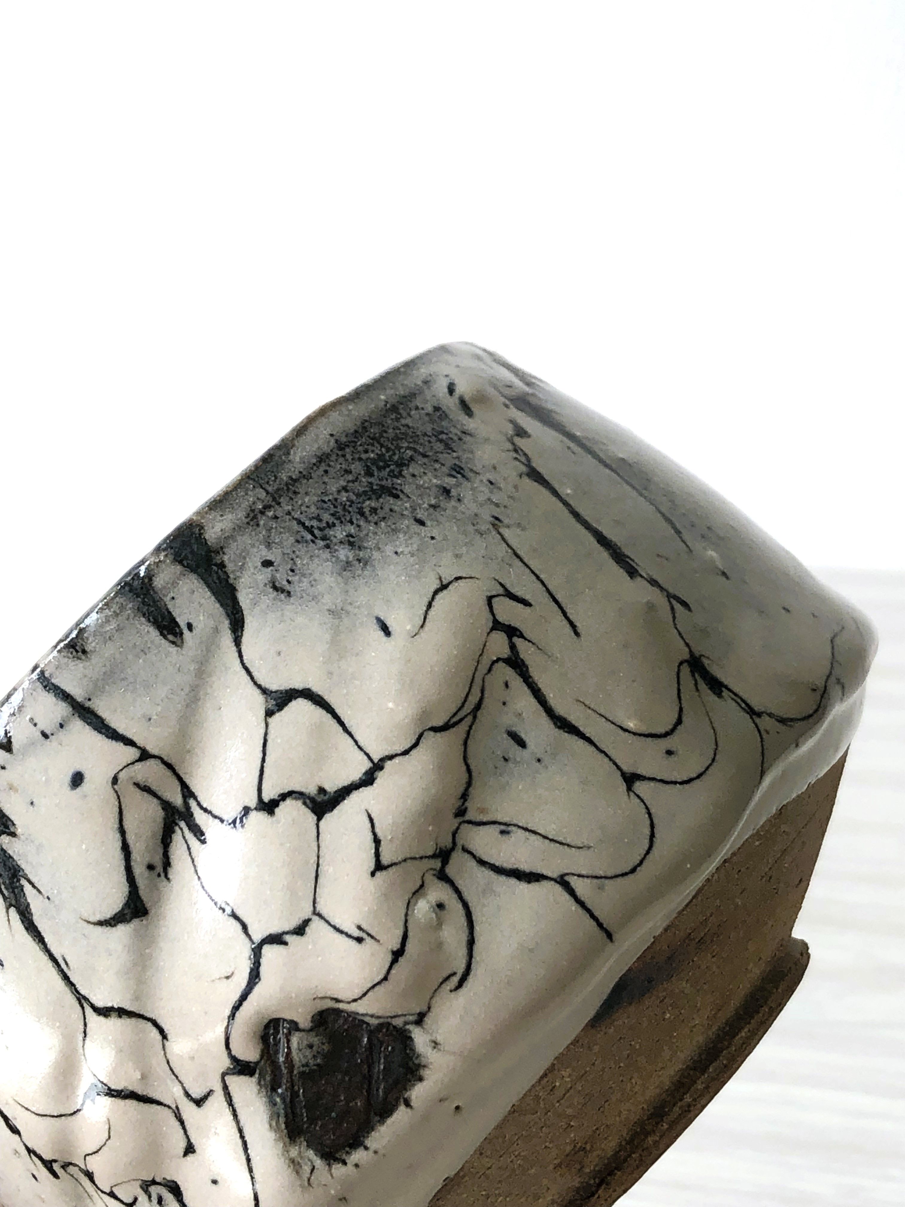 Small bowl or flower pot cover in black and white ceramic, signed, very decorative in excellent condition