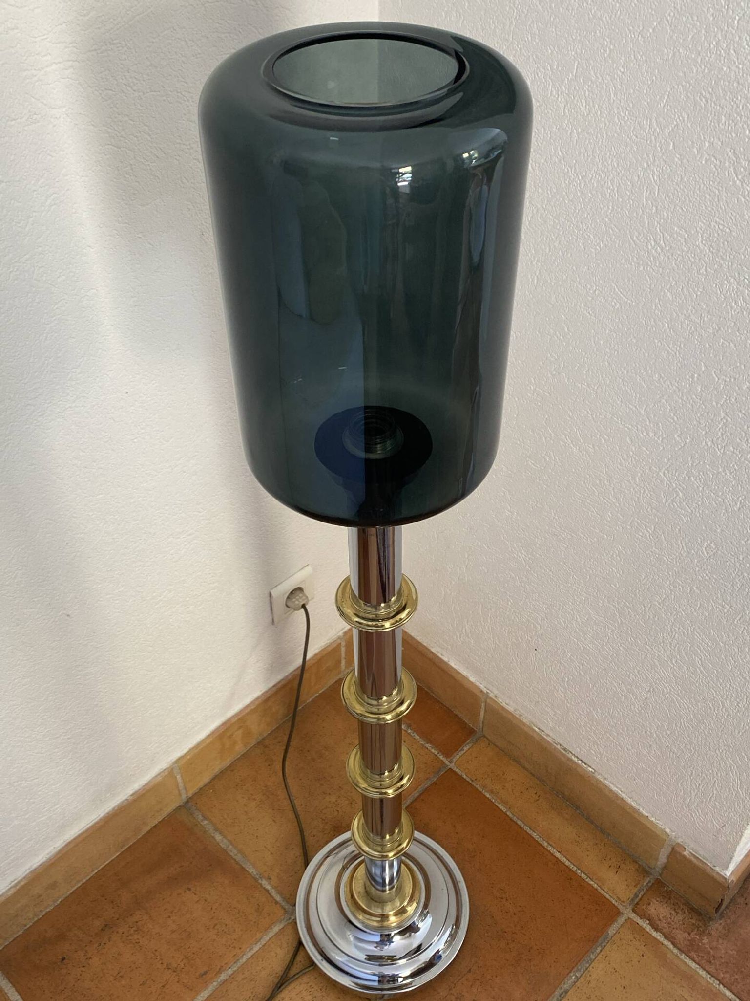 Lampadaire en métal et verre fumé