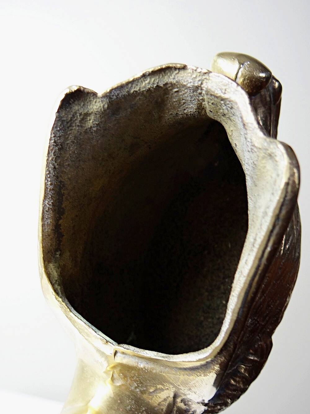 Vintage swan cache-pot/trinket dish in moulded gold-plated brass from the 1970s-80s.