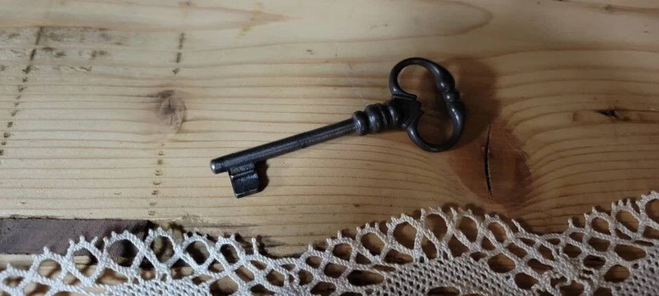 Exceptional Empire period wardrobe in solid walnut, 19th century, circa 1800