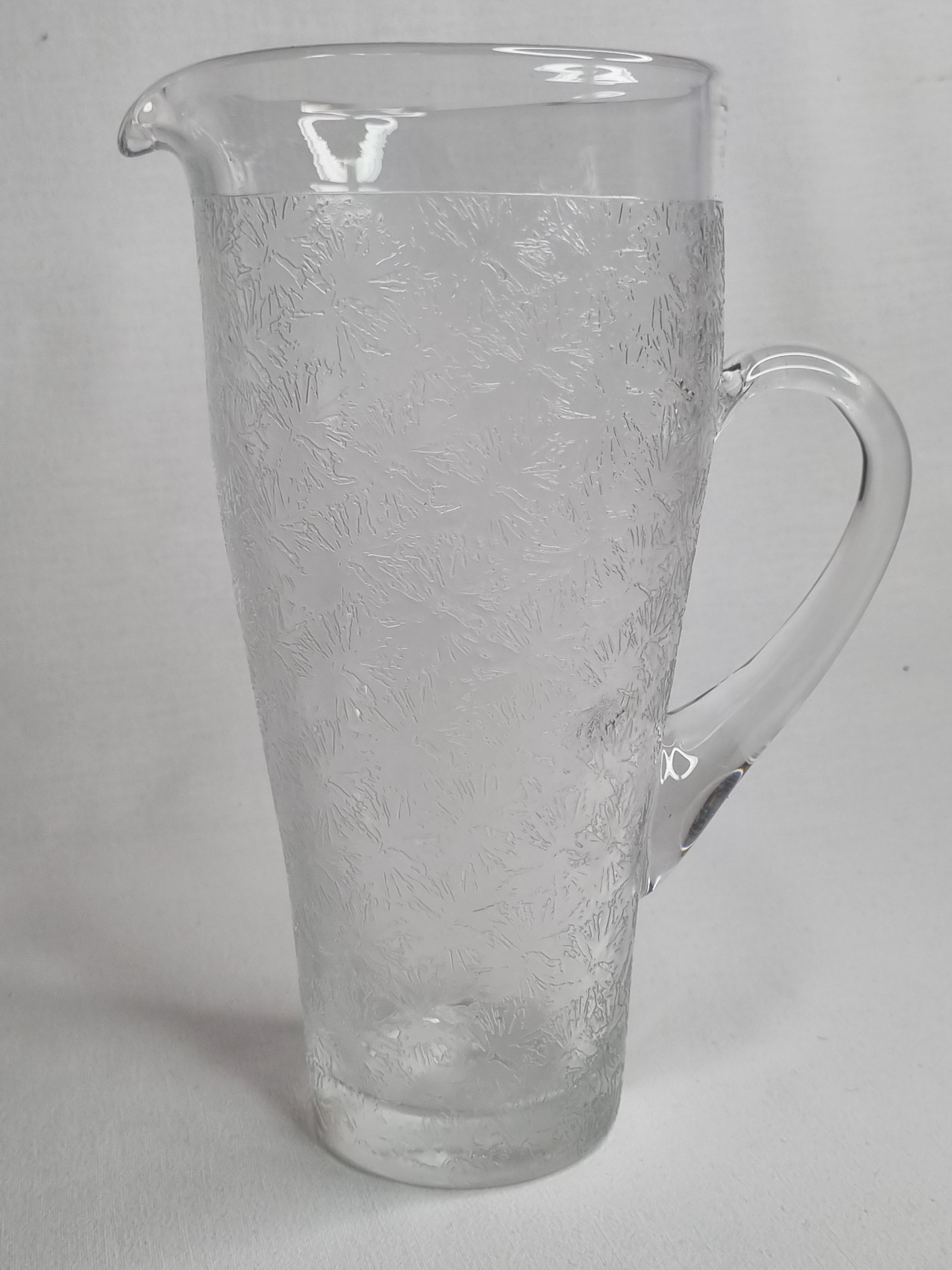 Pitcher of the Sèvres crystal plant with a "grivré" pattern, 26 cm