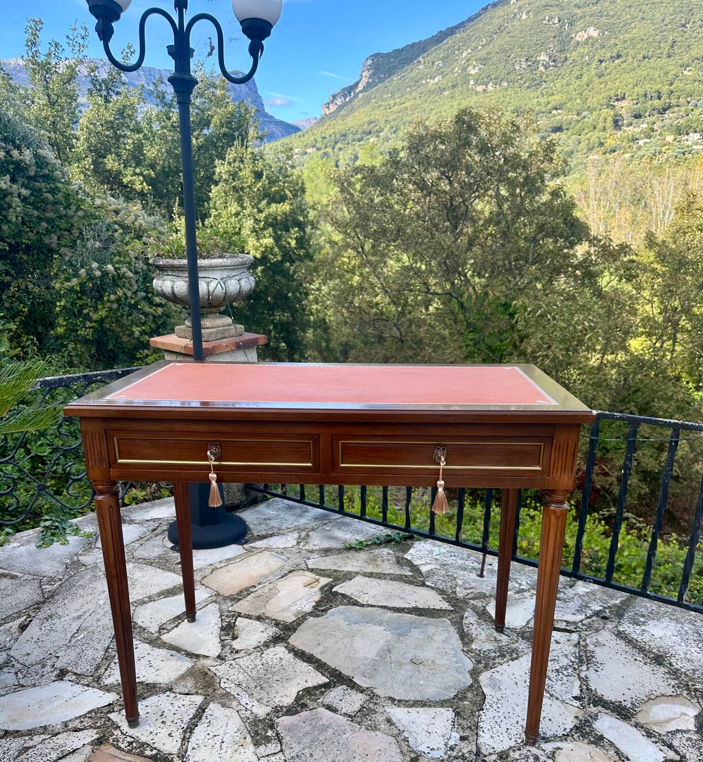 Flat desk in mahogany in the Louis XVI style.