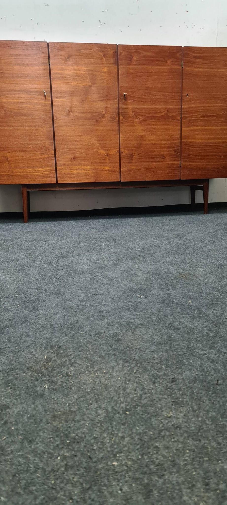 Buffet haut vintage en teck avec compartiment bar