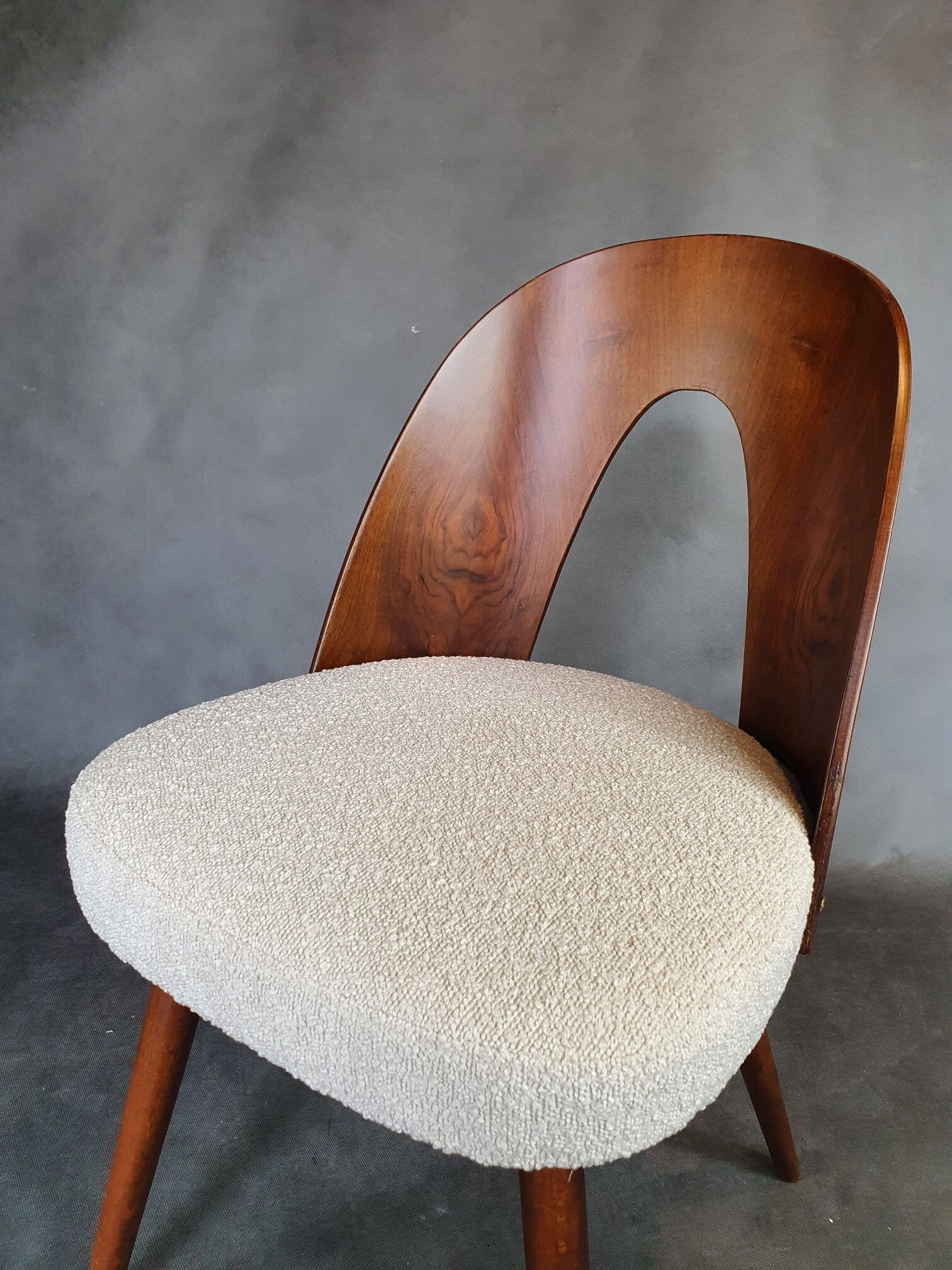 Lot de 4 chaises vintage en noyer et tissu par Antonin Suman, Tchécoslovaque 1960