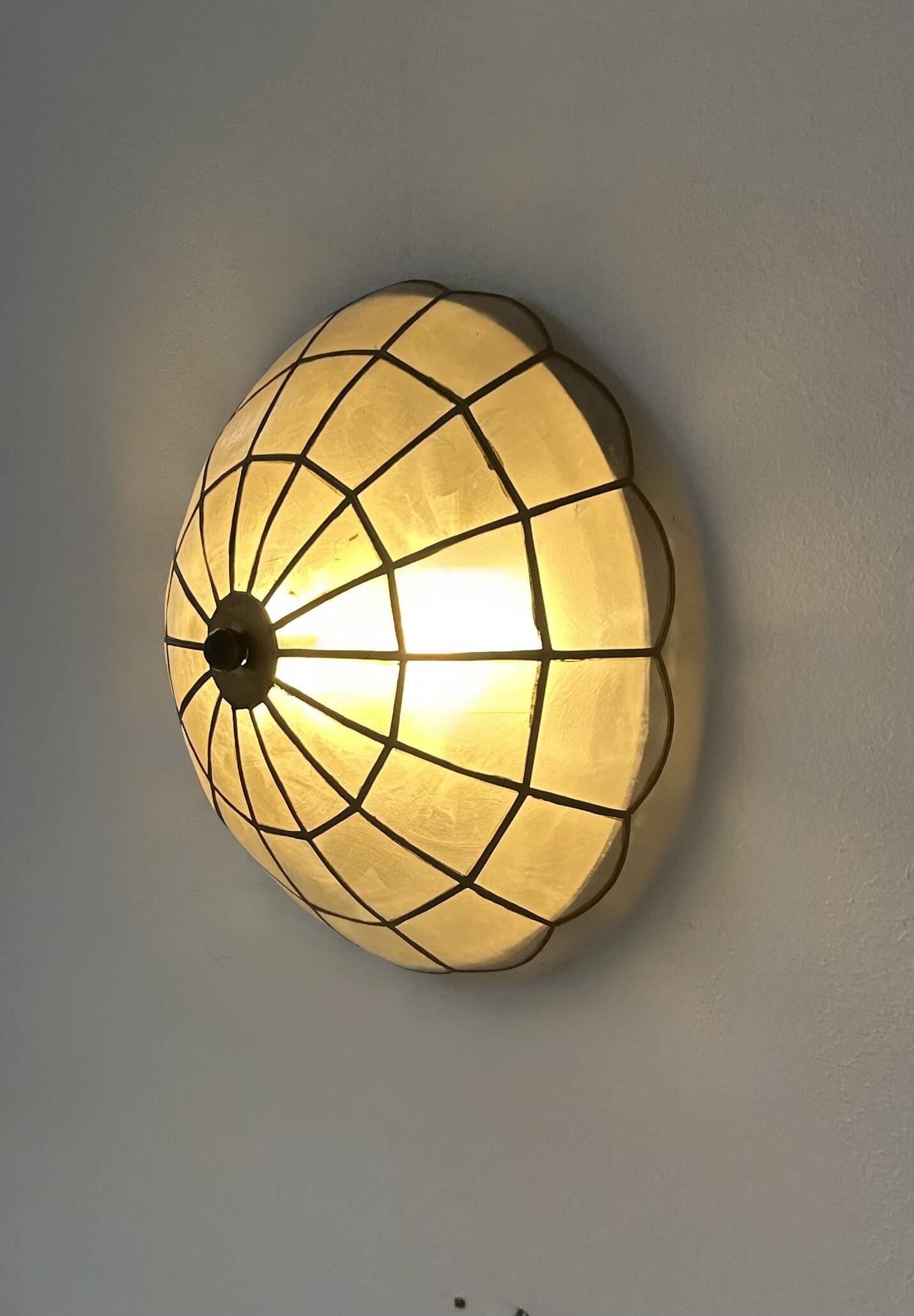 Paire d'applique vintage, nacre et laiton, France, 1980