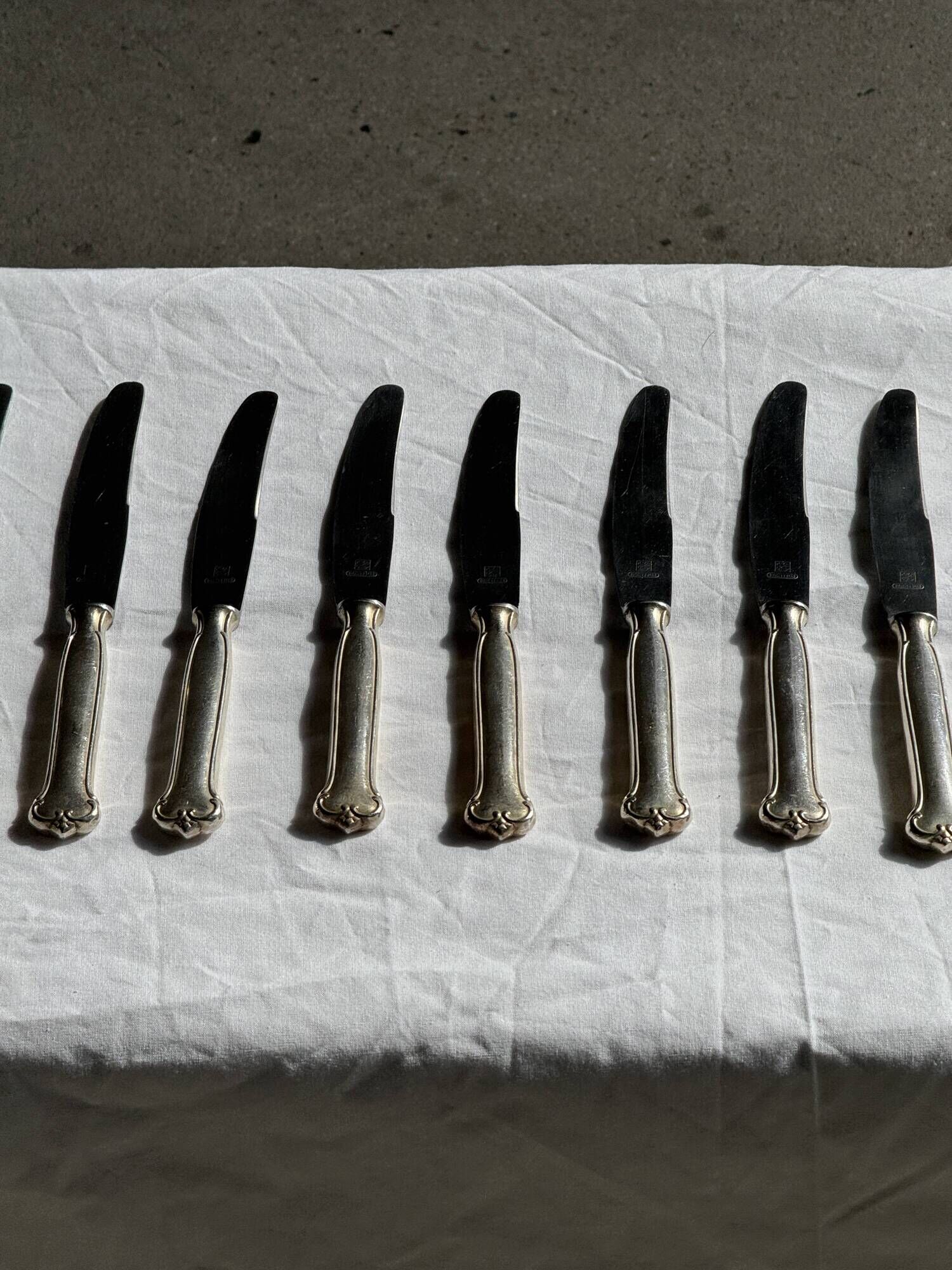 Lot de 11 couteaux anciens en acier inoxydable manches plaqués argent