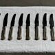 Lot de 11 couteaux anciens en acier inoxydable manches plaqués argent