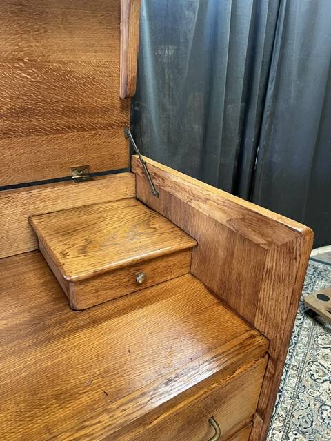 Vintage dressing table with tapered legs
