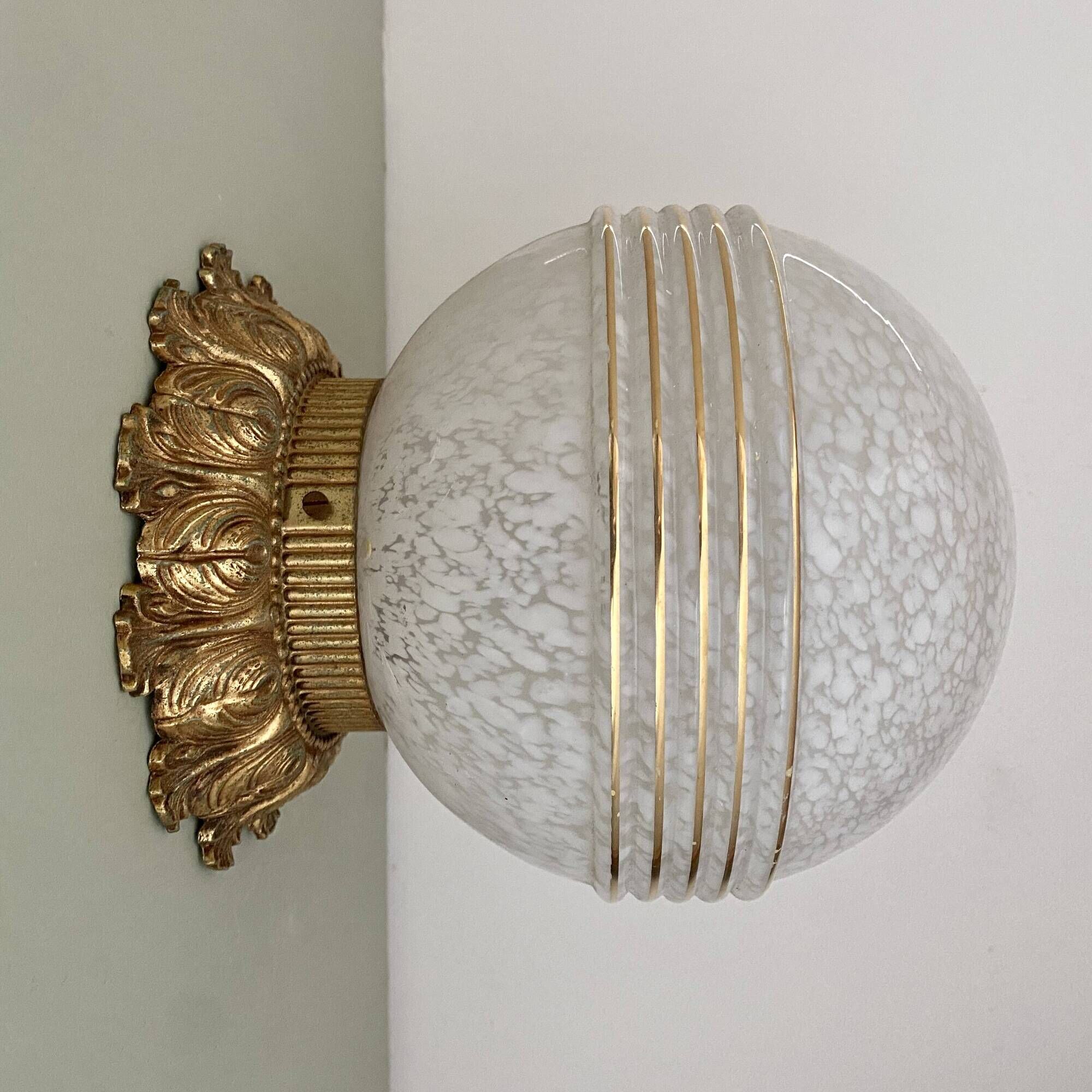 Applique ou plafonnier vintage, globe art déco en verre de clichy blanc et or