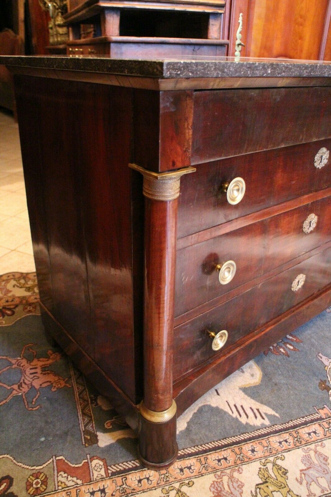 Commodity with mahogany detached columns and Empire gilded bronze ornaments