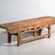 Table basse de grand format en cèdre à ceinture sculptée – Chine, vers 1920