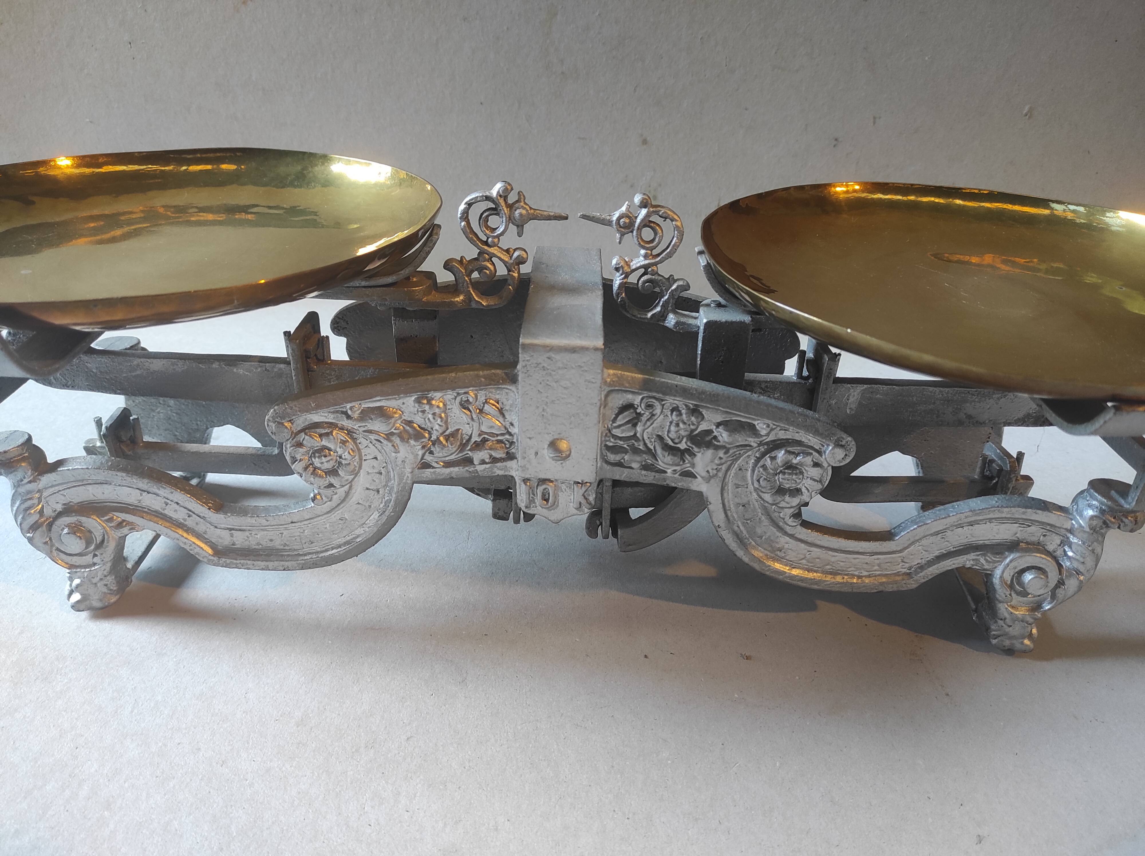 Balance Roberval old avev copper tray