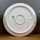 Plat ancien en porcelaine – décor floral doré – avec coffret