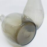 Paire de grands vases en verre fumé gravé