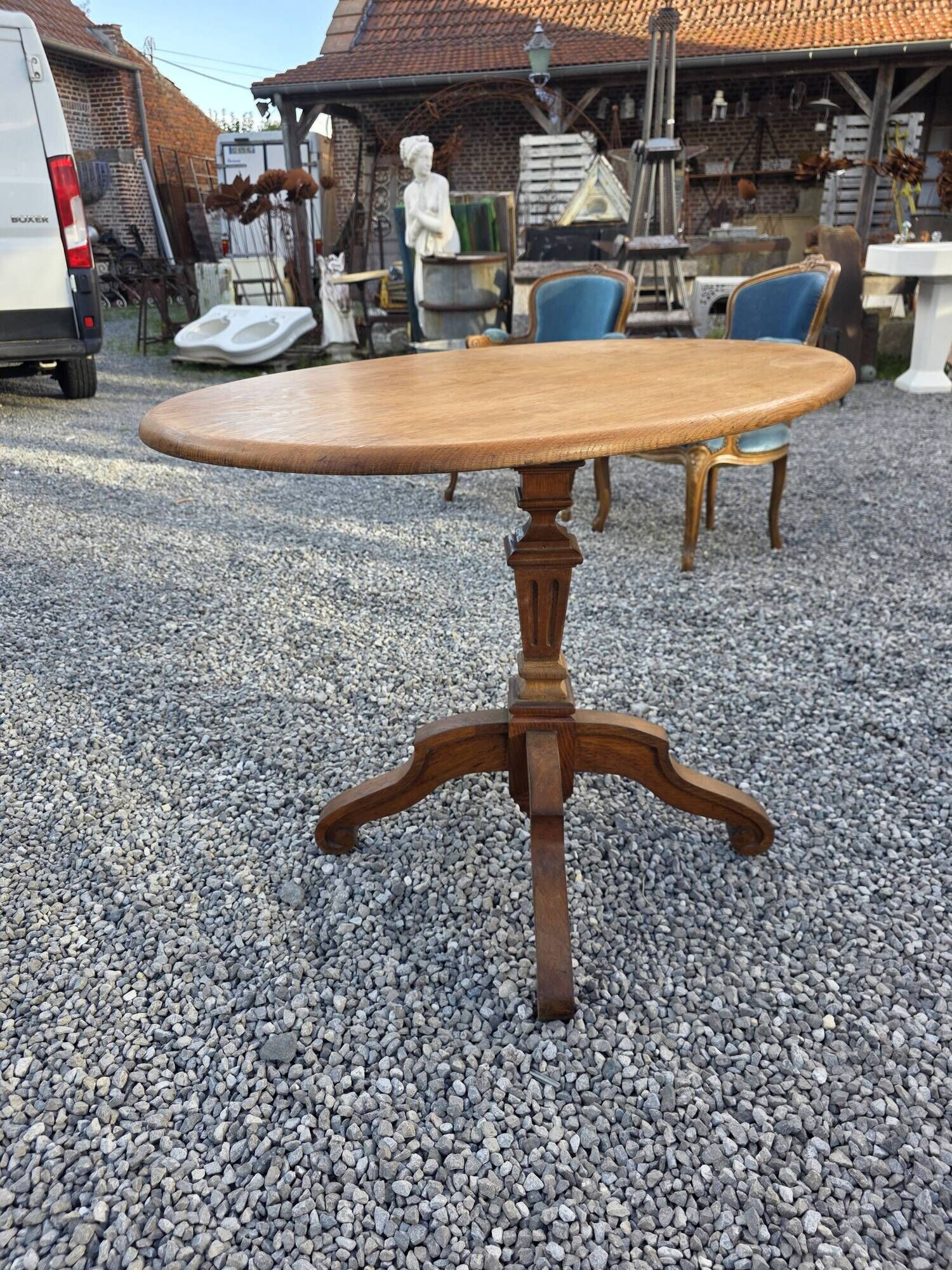Oak guéridon table from the early 20th century.