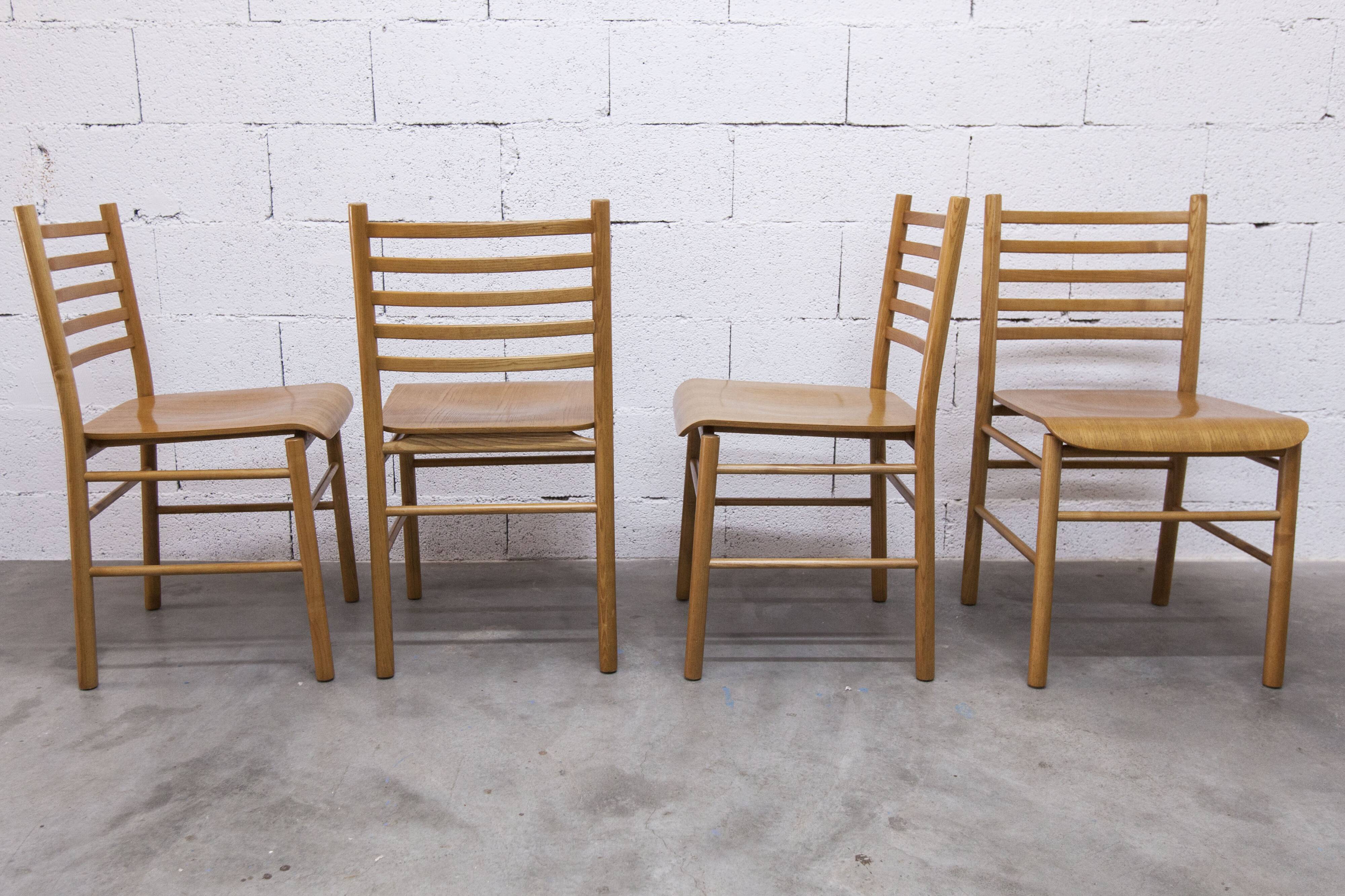 Danish ensemble transformable table 114 cm / 154 + 4 modernist chairs from the 1970s.