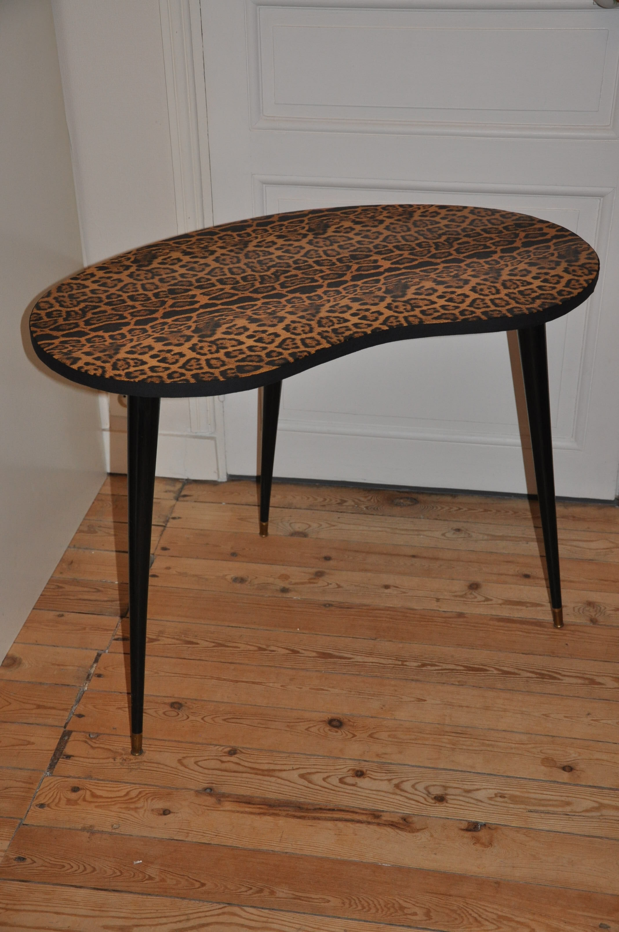 Table tripod shape vintage bean