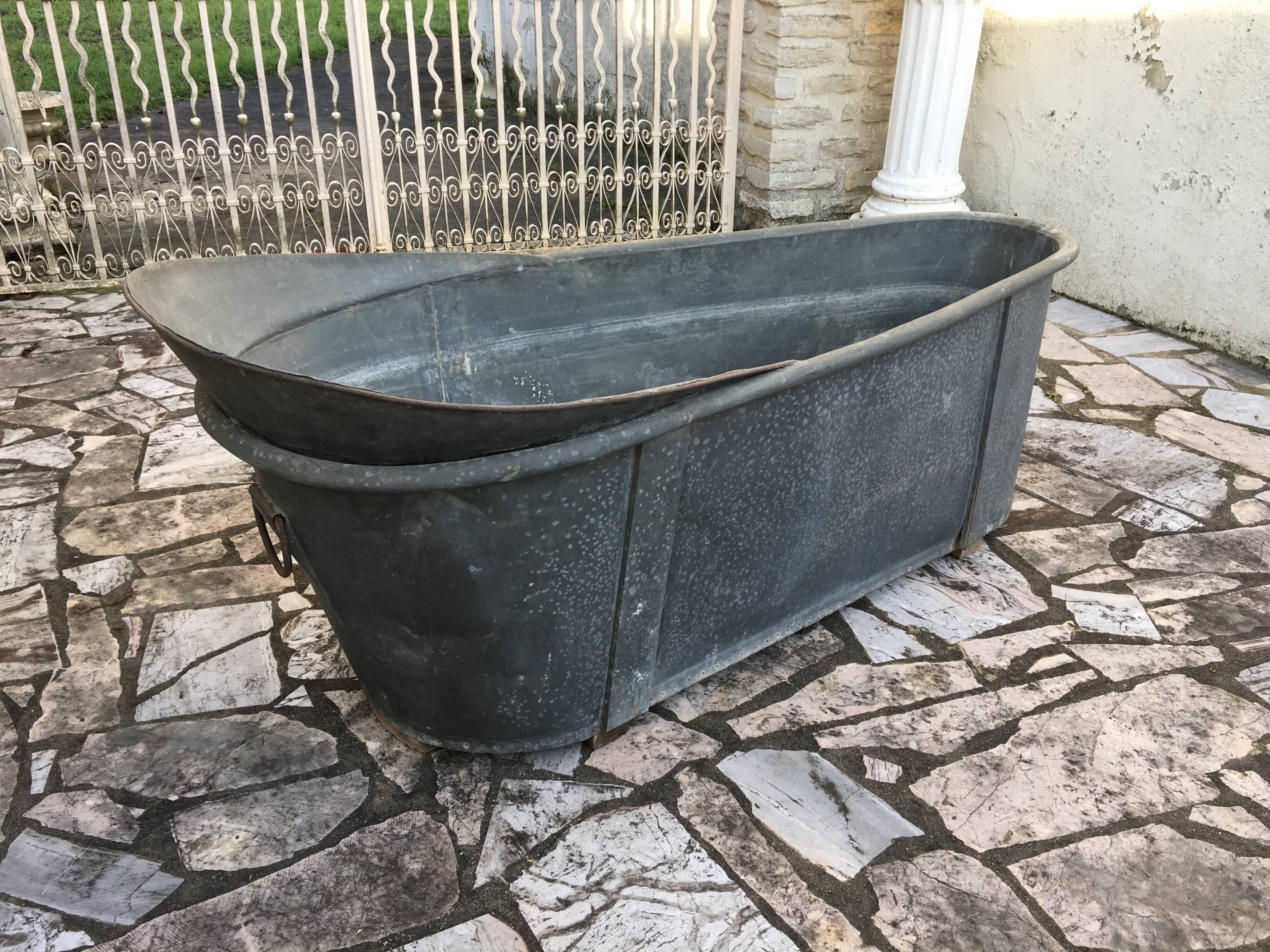 Zinc bathtub of the nineteenth