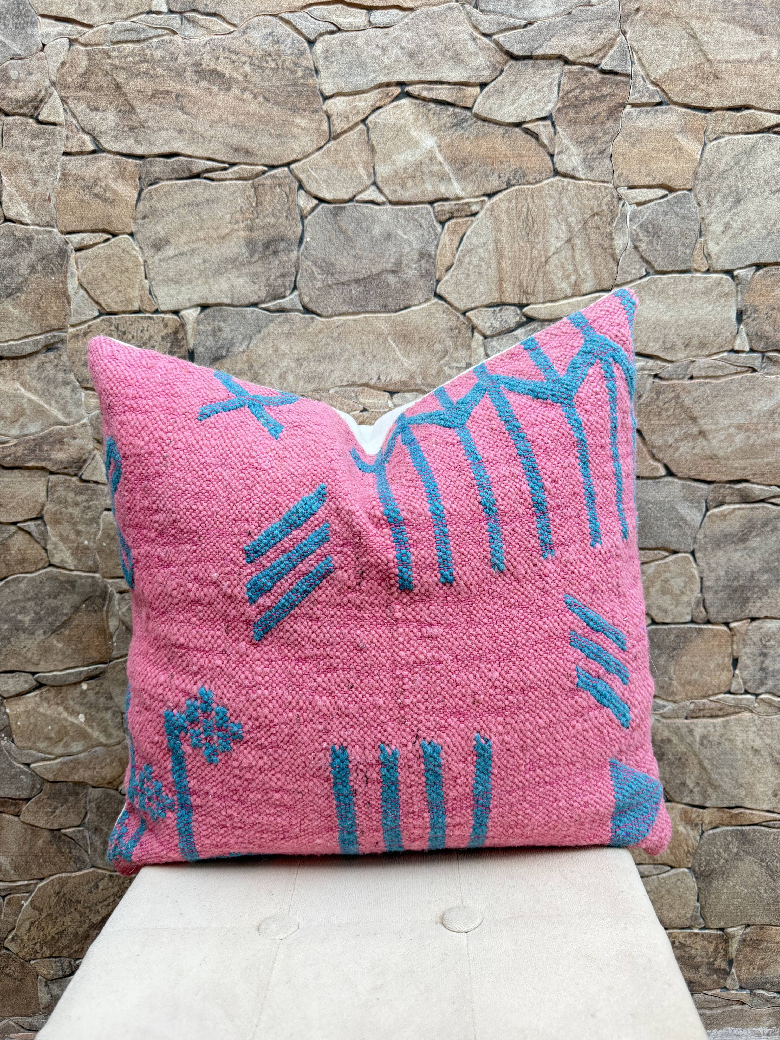 Coussin Kilim en laine berbère fait main : Coussin de sol marocain