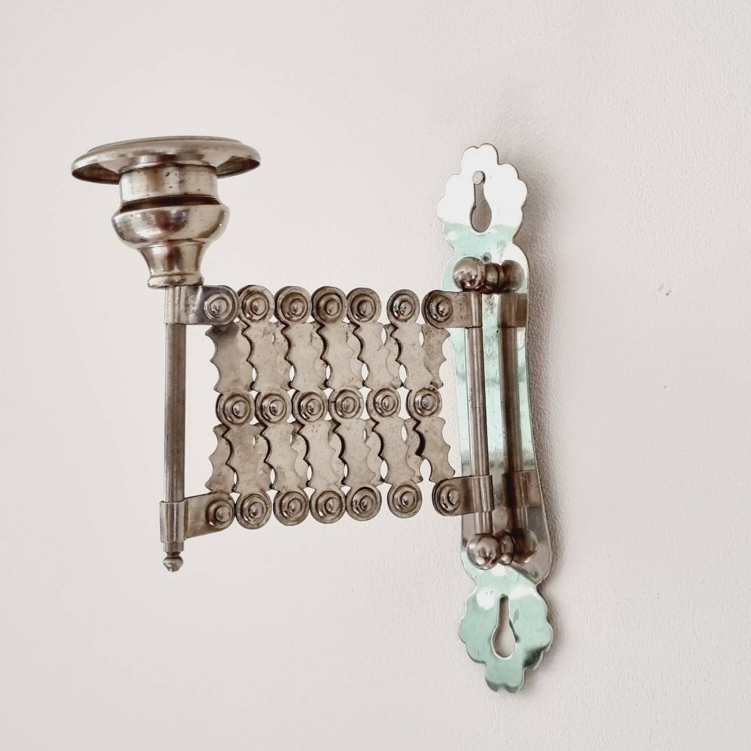 Metal accordion wall candle holder