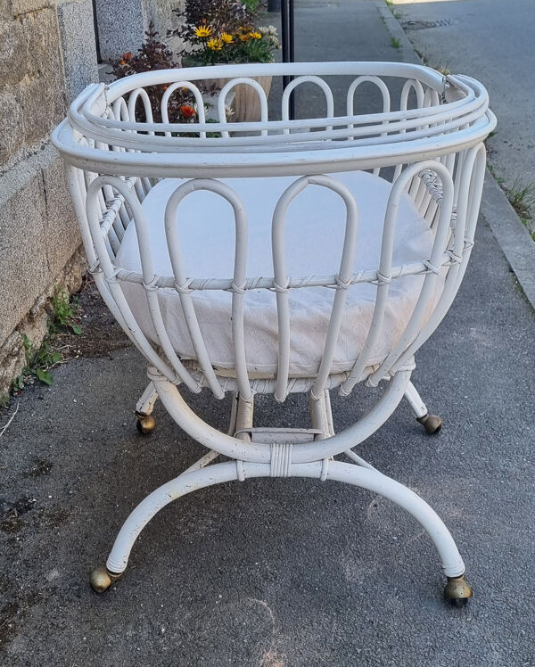 Lit berceau bambou rotin à roulettes, blanc, avec anse, vintage, années 60