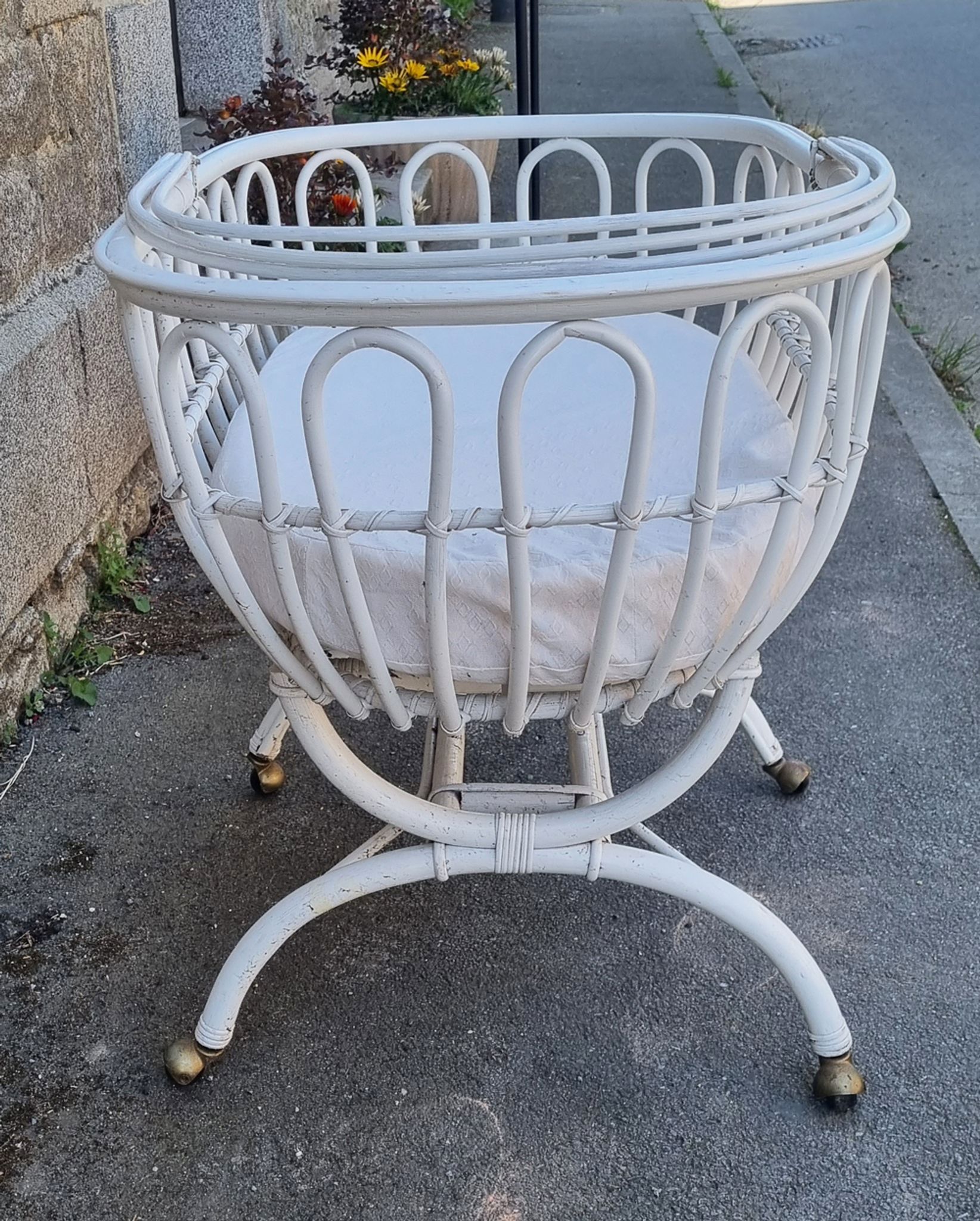 Lit berceau bambou rotin à roulettes, blanc, avec anse, vintage, années 60