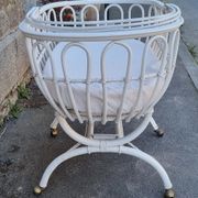 Lit berceau bambou rotin à roulettes, blanc, avec anse, vintage, années 60