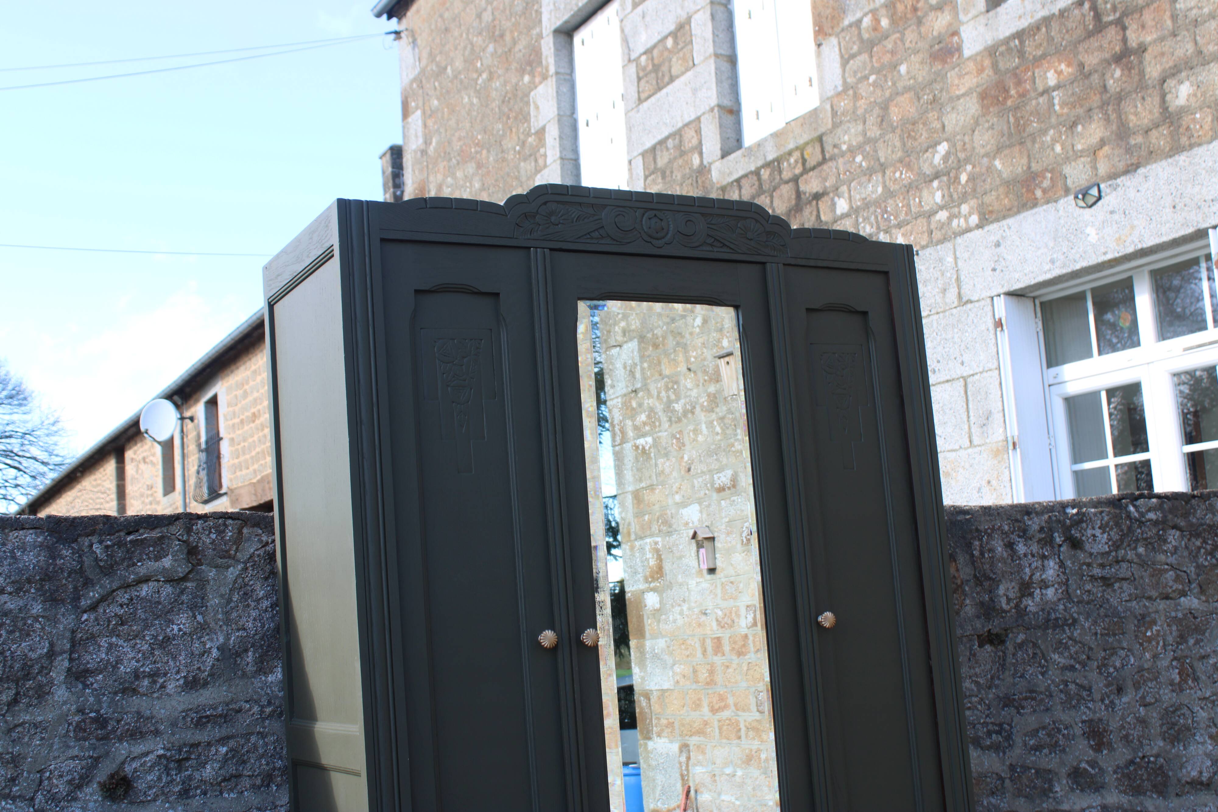 Art Deco wardrobe with three doors – Kaki Barda (Liberon)