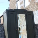 Art Deco wardrobe with three doors – Kaki Barda (Liberon)