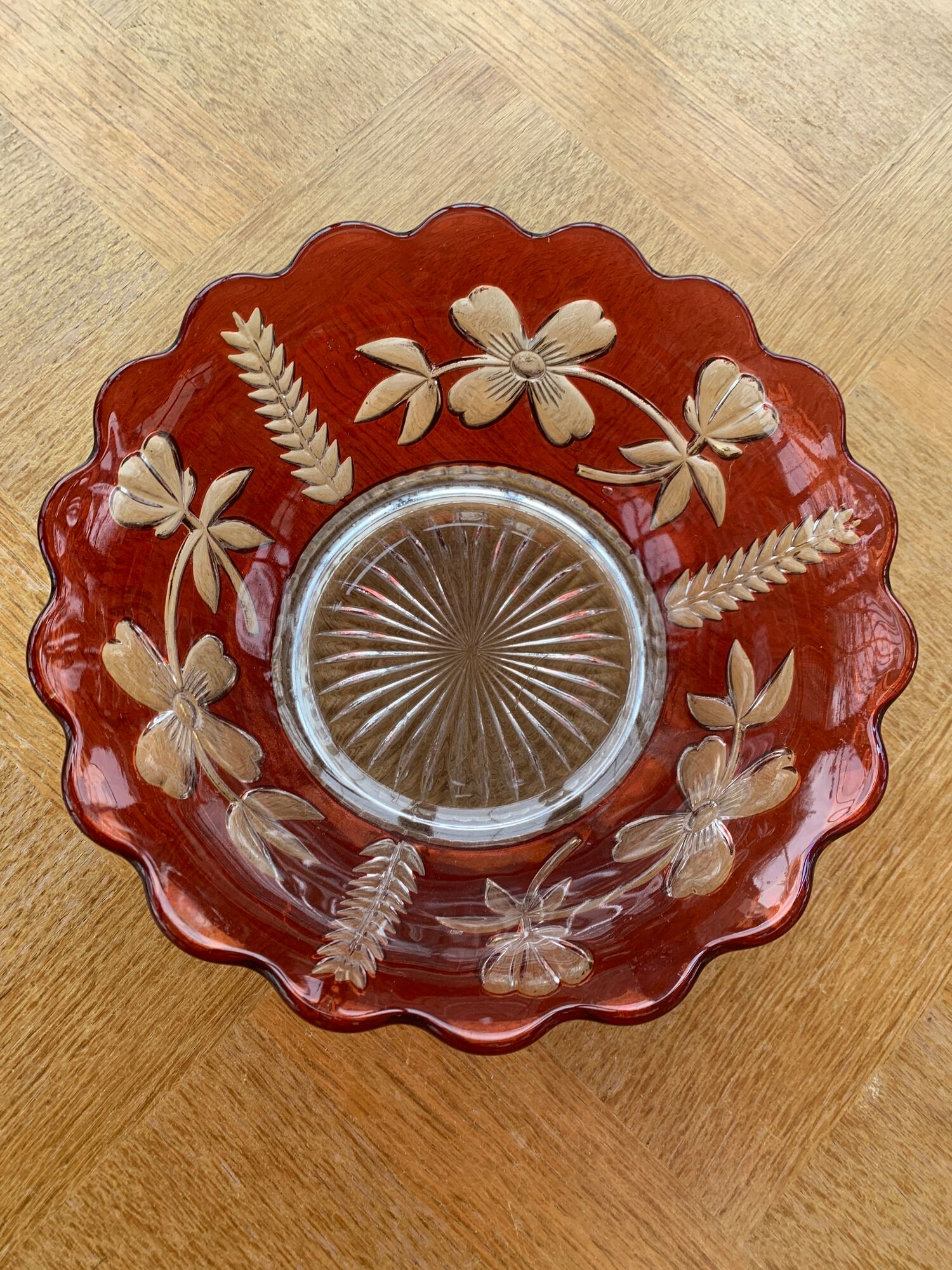 Red and transparent glass bowl with floral motifs and vintage wheat cobs