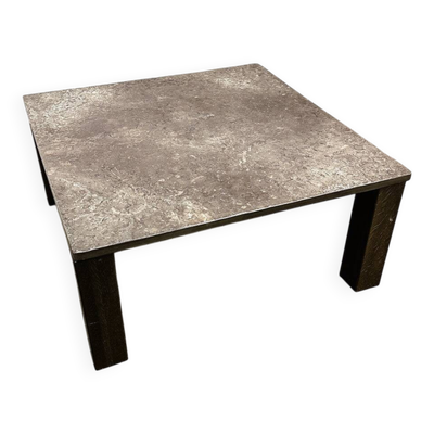 Table basse française des années 1970 en ardoise et chêne massif — dalle d'ardoise texturée, présence sculpturale