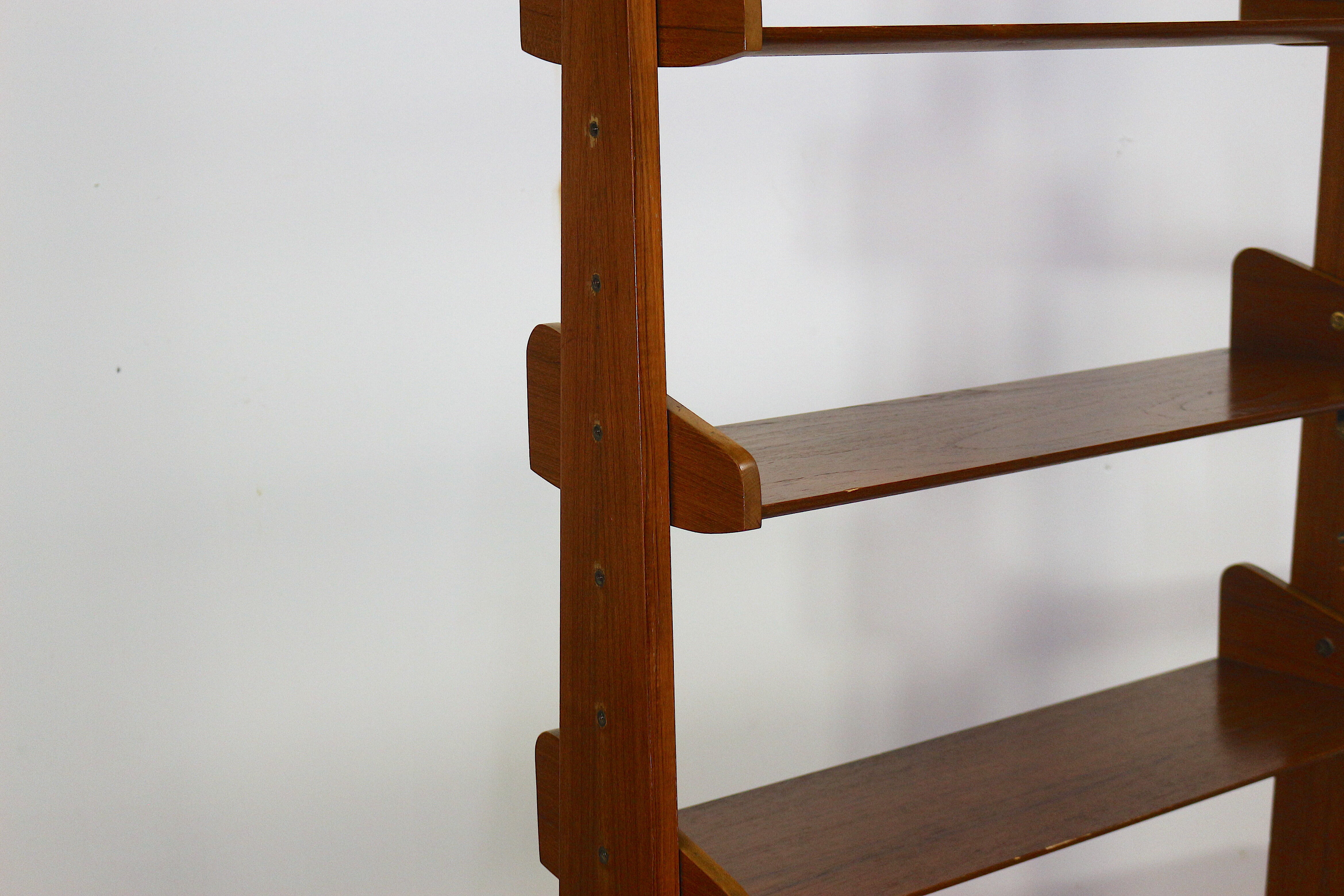 Italian Mid Century standing shelf, 1960's