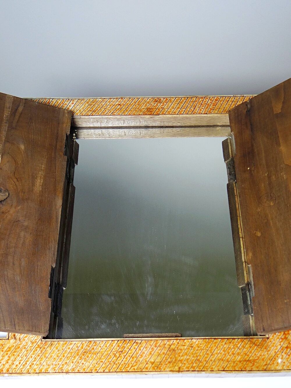 Mirror window Rajasthan in hand-painted bone decor with an ancient horseman from the early 20th century.