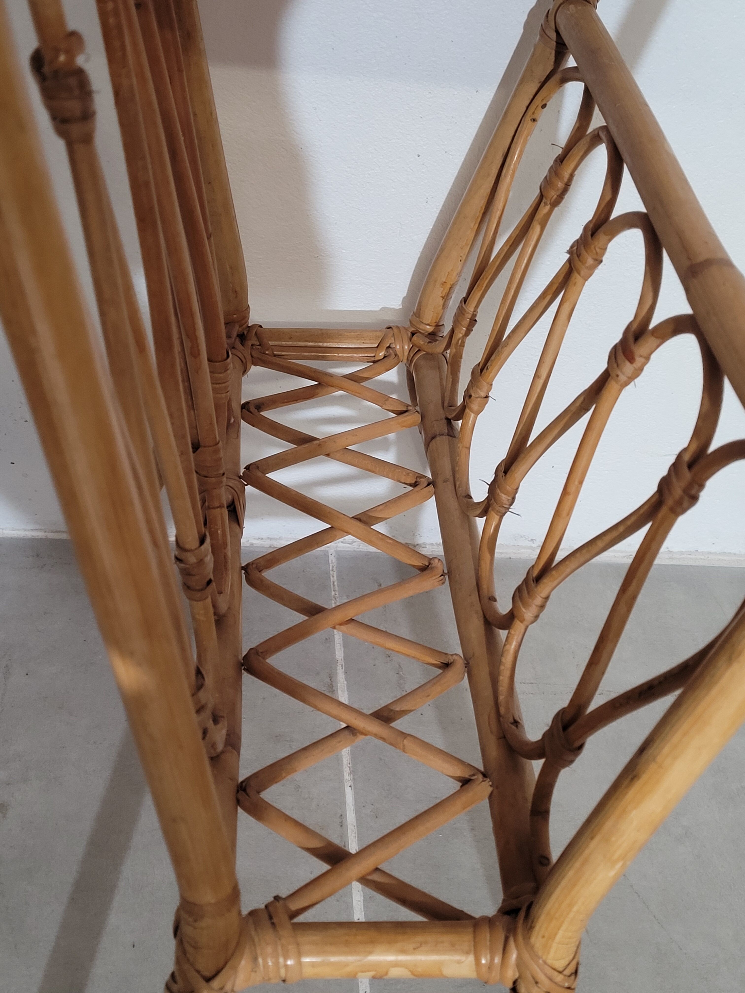 Rattan glass magazine holder