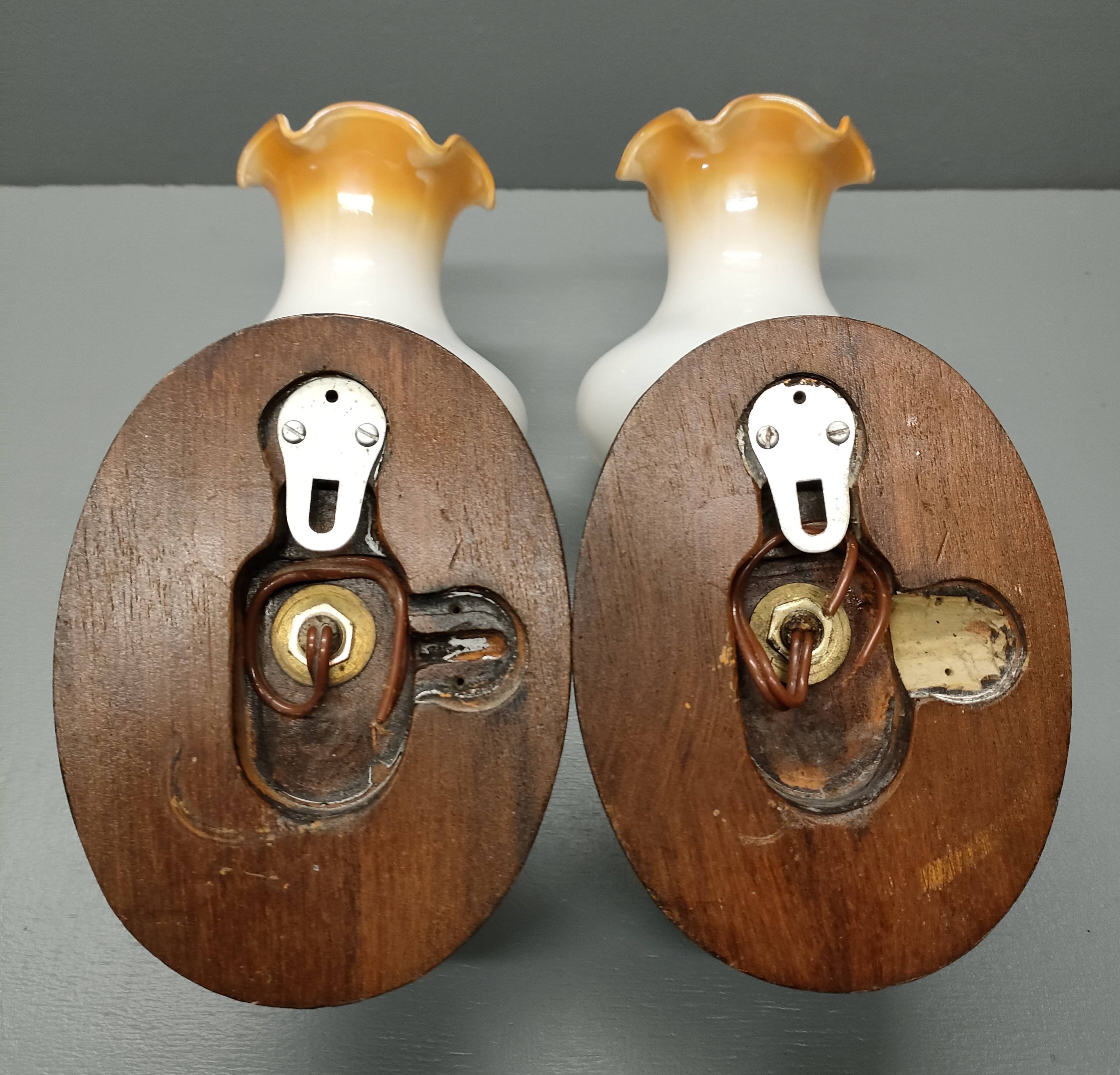 Paire d'appliques murales art-déco ~ verre opalin teinté ~ bois sculpté ~ France ~ 40's