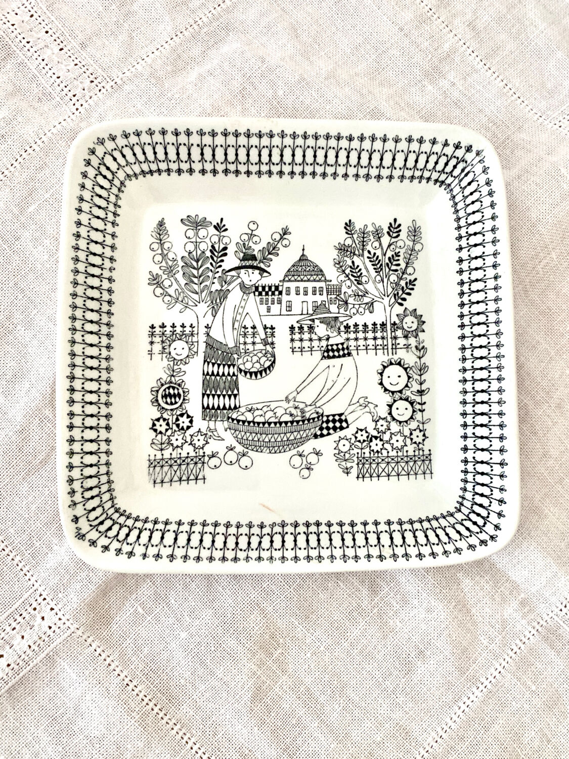 Square plate Arabia Finland Emilia series 1959 designer Raija Uosikkinen