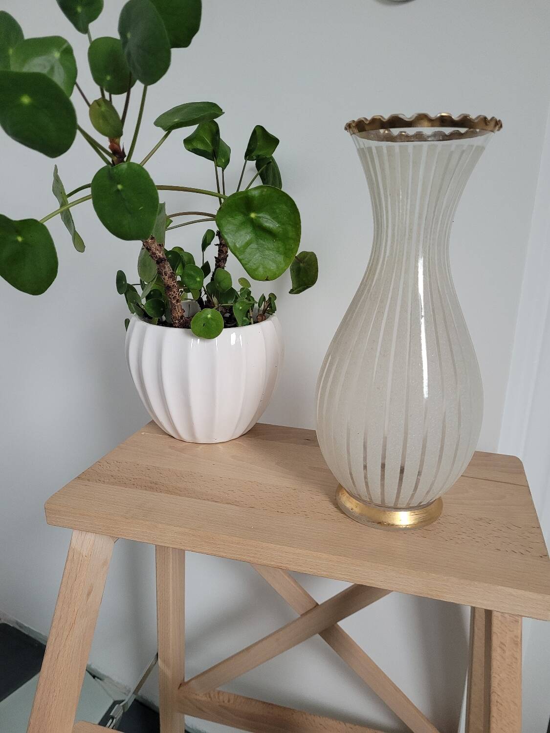 Vase granité blanc et rebord doré