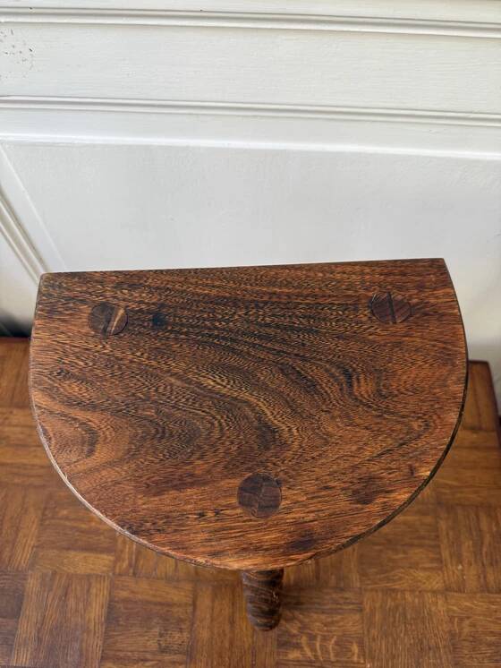 Tabouret de traite ancien style brutaliste tripode en bois tourné