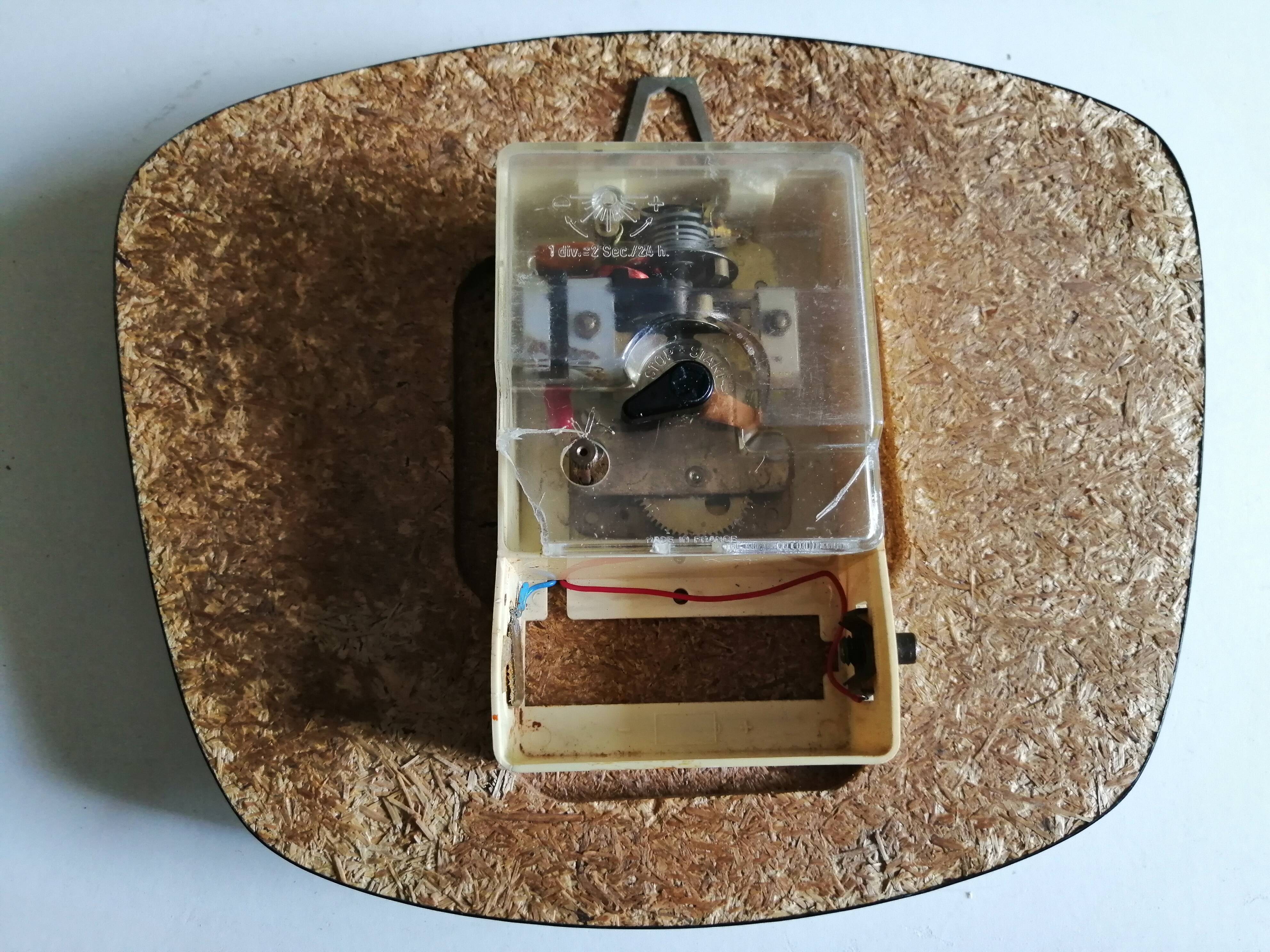 Formica pendulum Flash transistor
