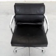 Chaise Soft Pad EA 217 de Charles et Ray Eames pour Vitra