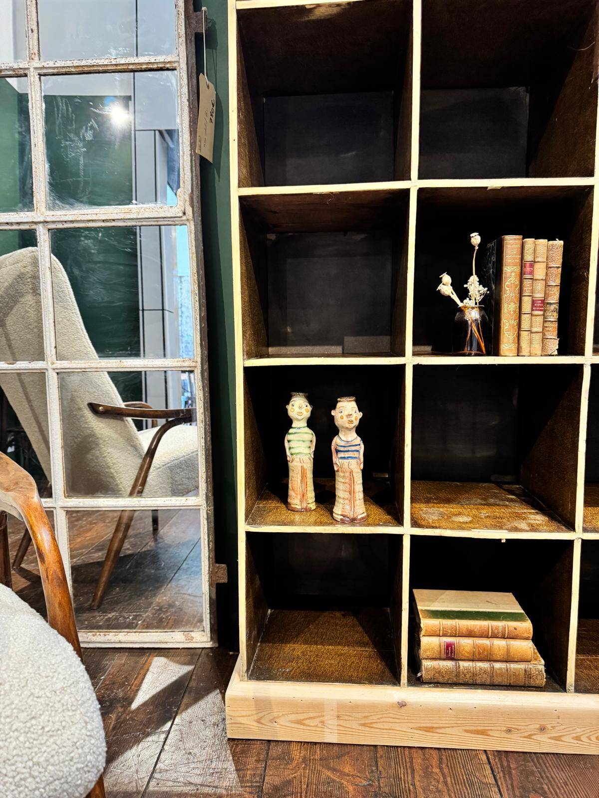 Ancien meuble de métier avec casiers