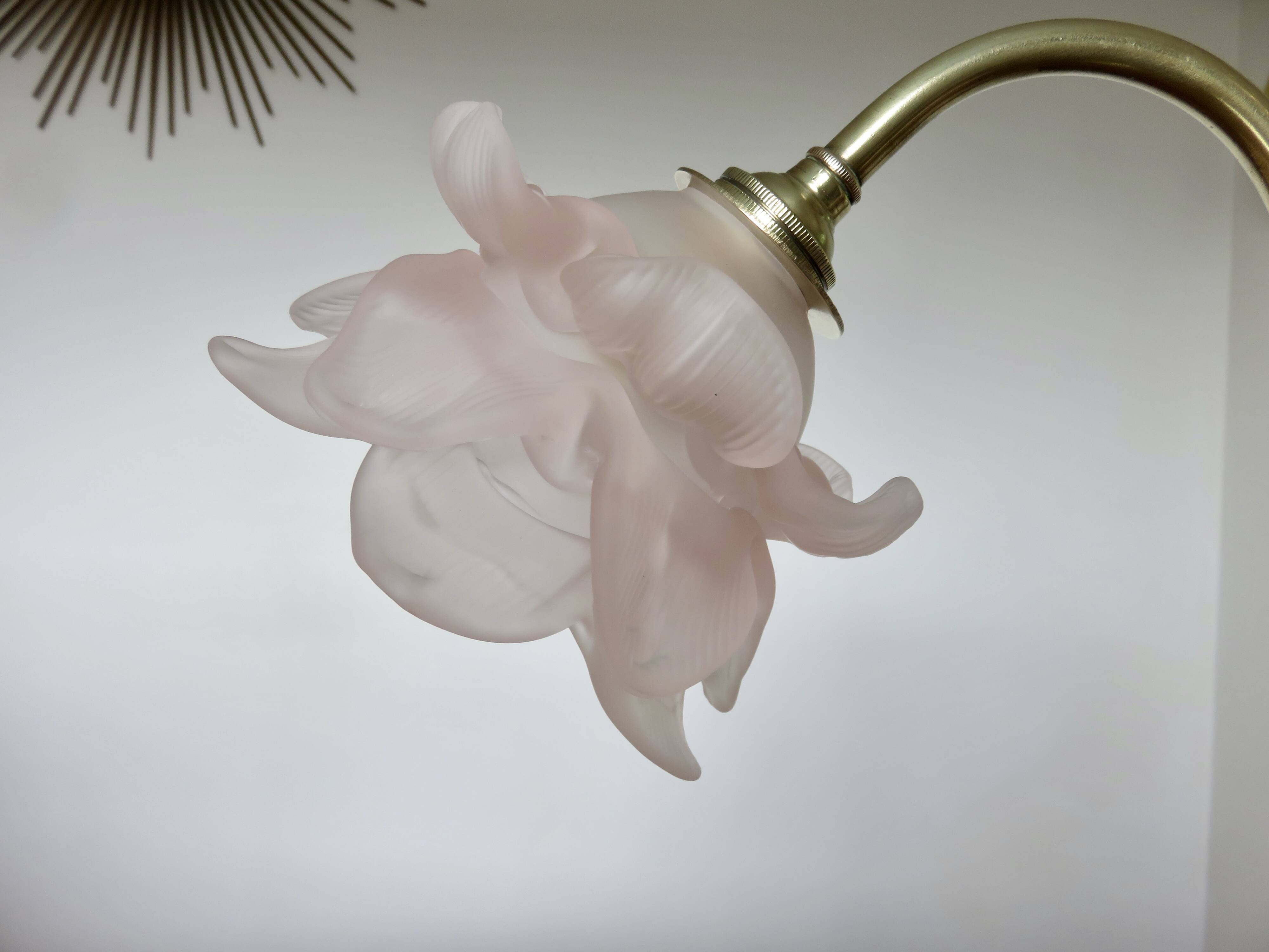 Art Nouveau jeweler's lamp in bronze and glass paste tulip