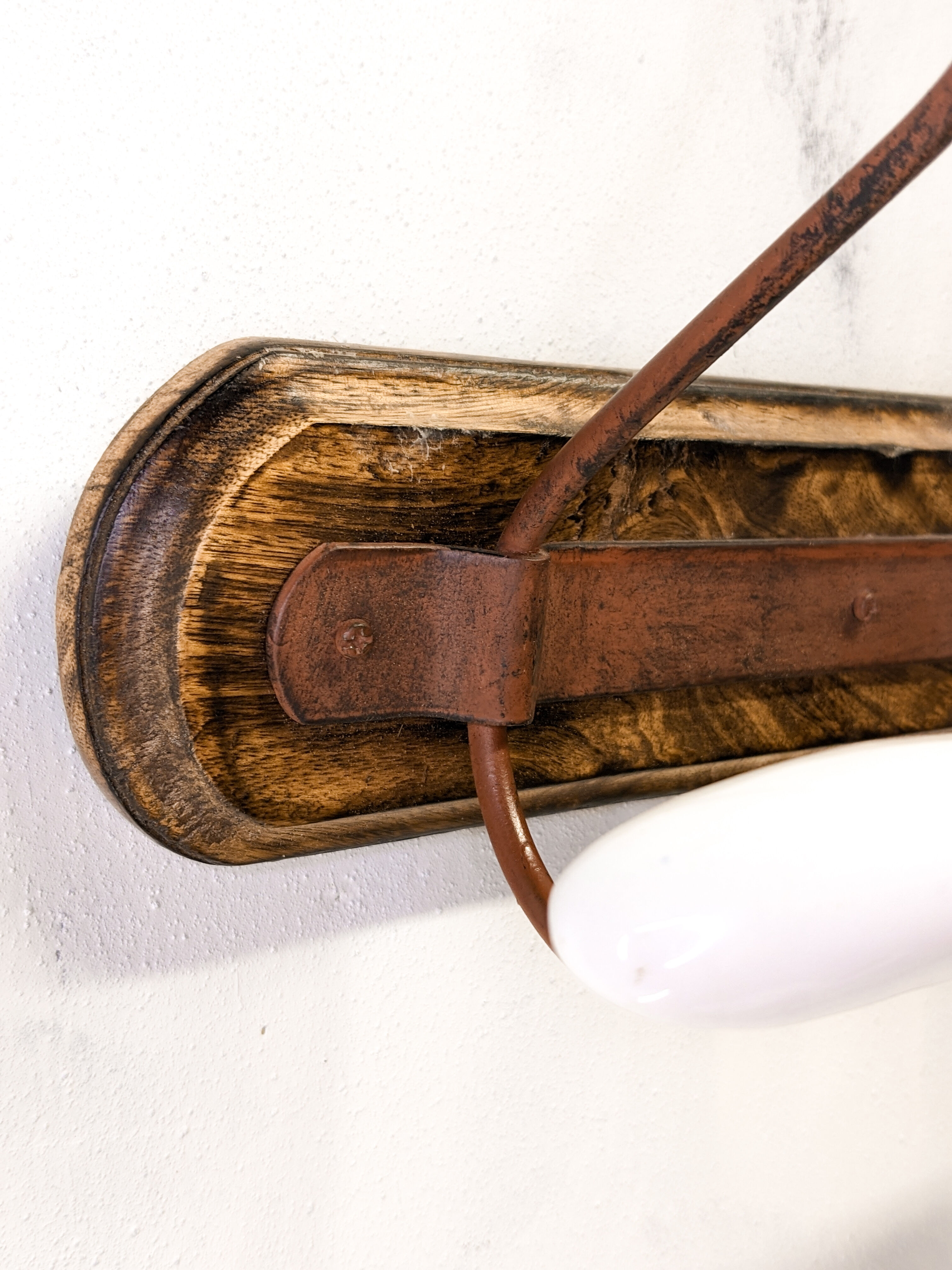 Coat rack in wood and porcelain