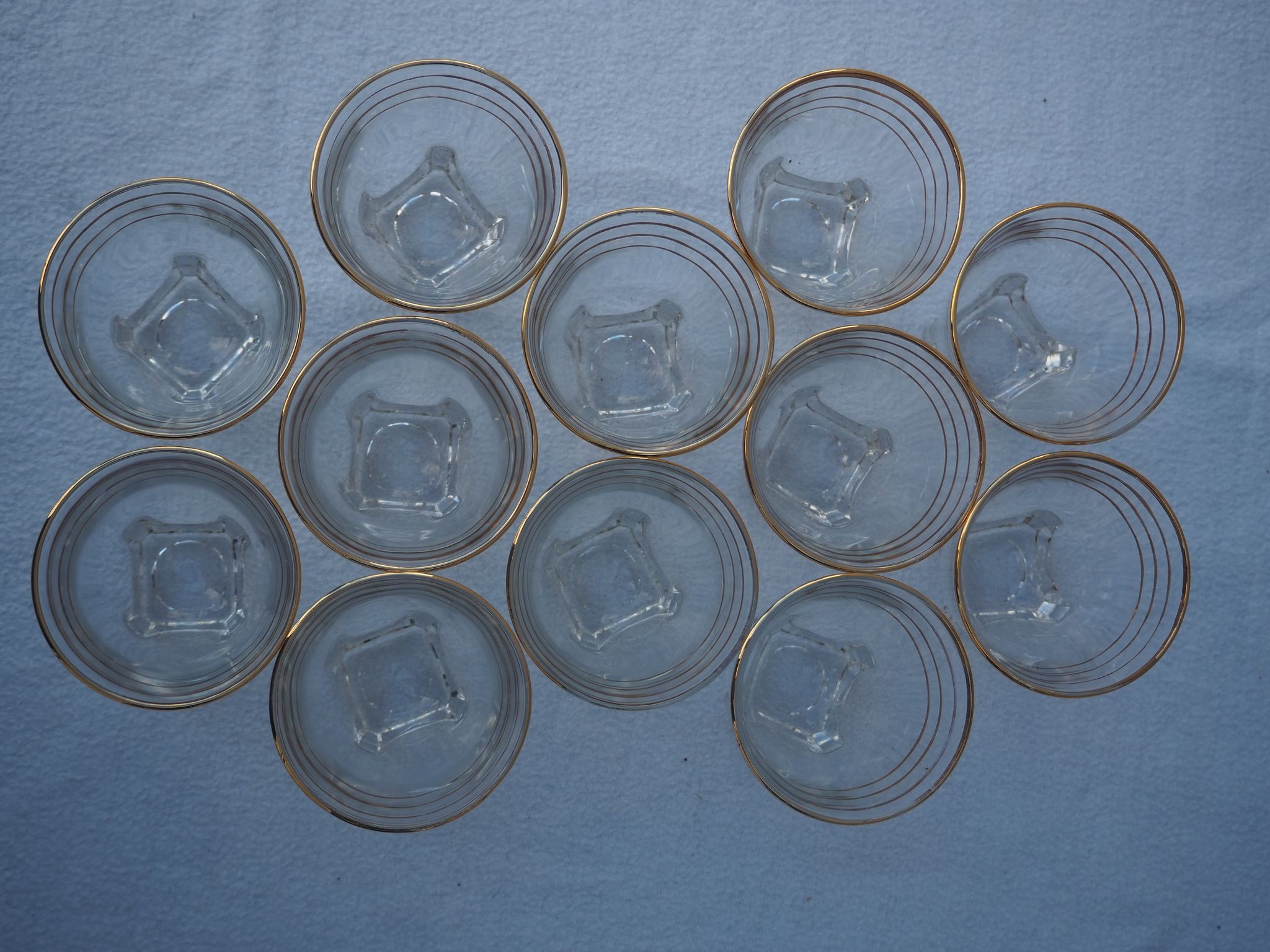 Golden liqueur service from the 1950s-1960s and its 12 glasses.