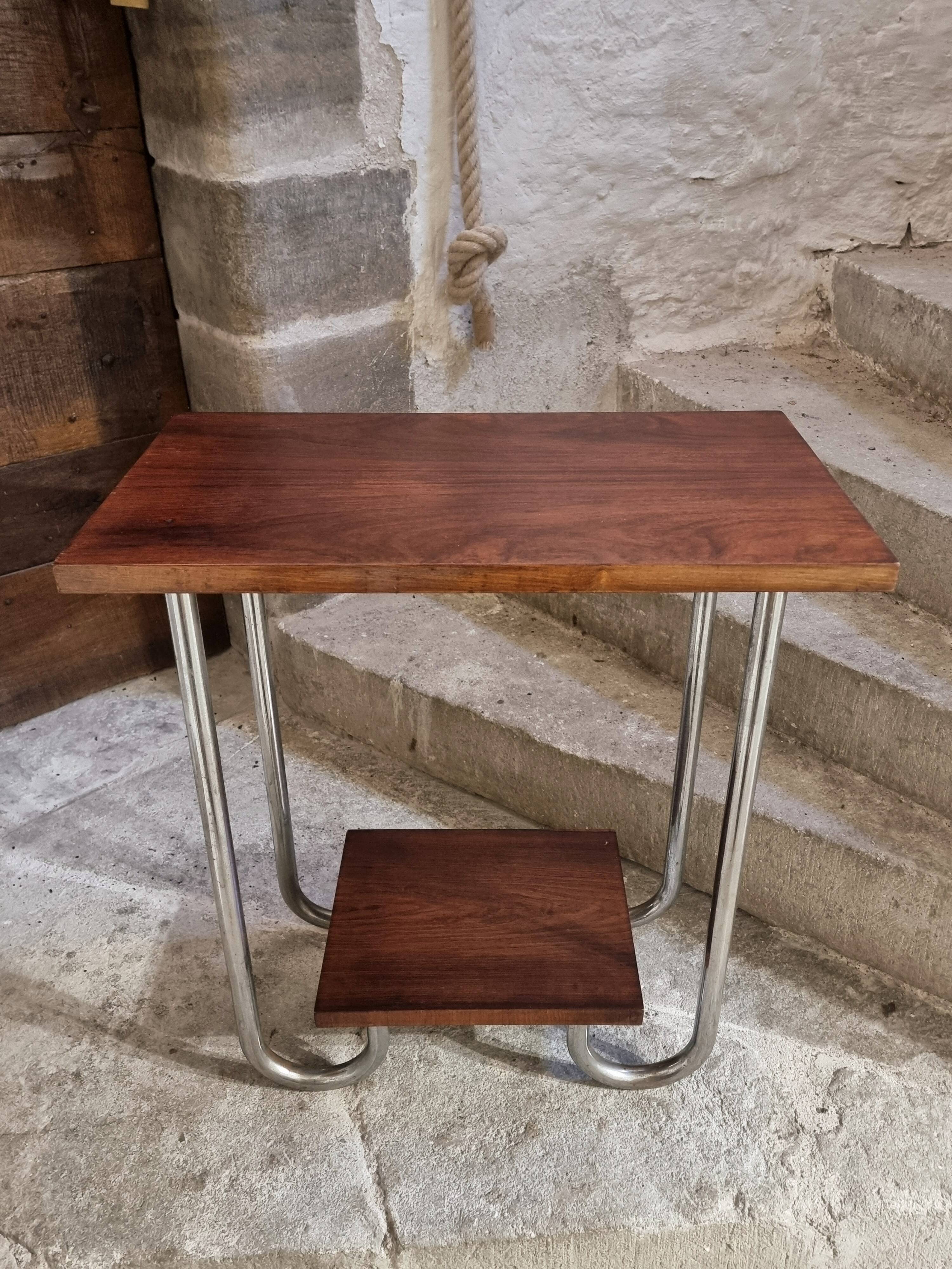 Table d'appoint moderniste française en placage acajou, 1930s–1950s