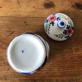 Box in thick hand-painted procelaine, with a floral decoration