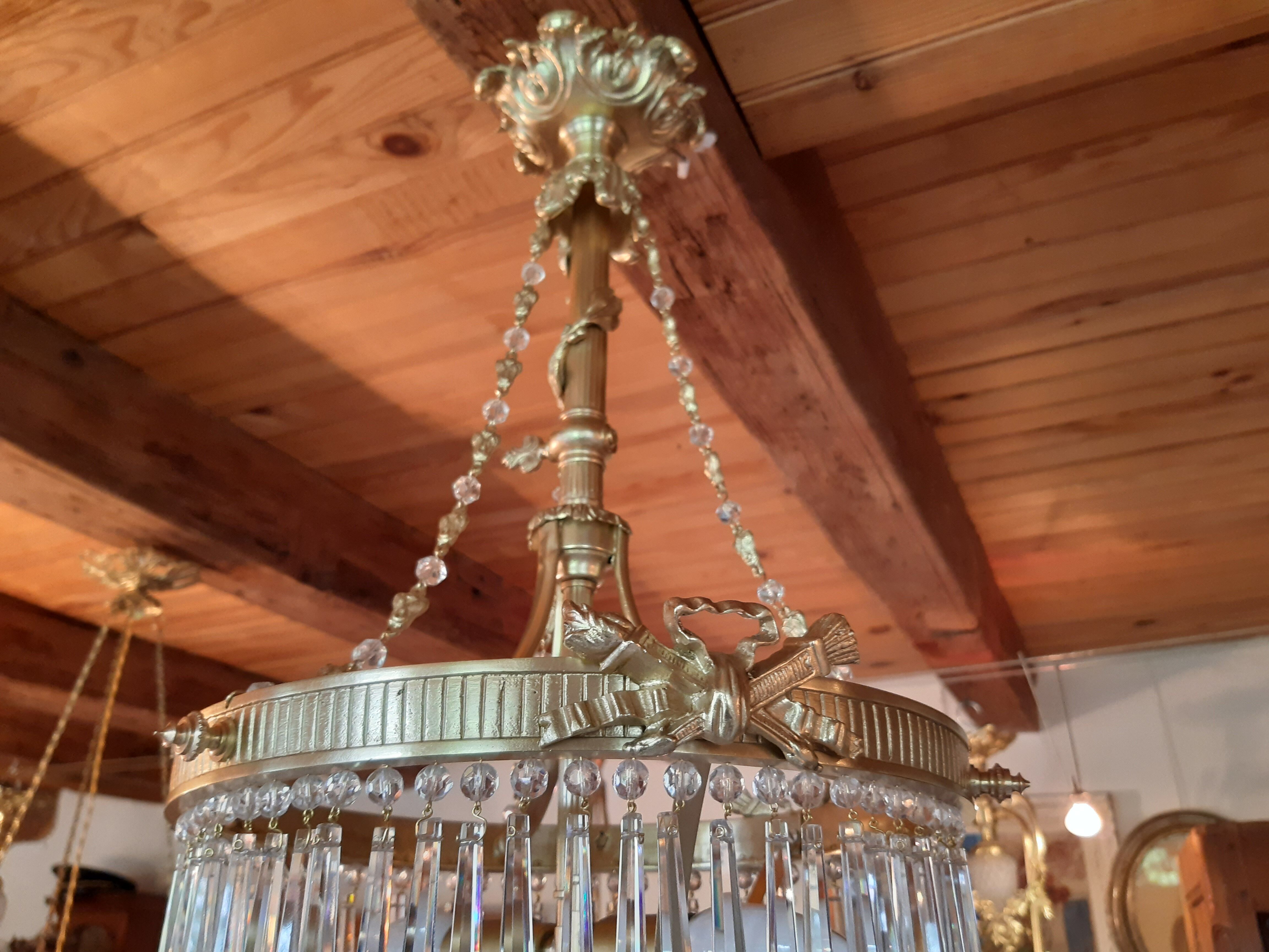 Lustre en bronze à pampilles en cristal taillé d'époque de la fin du XIX ème.