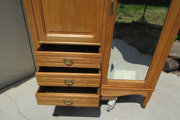 Armoire penderie des années 50 en orme