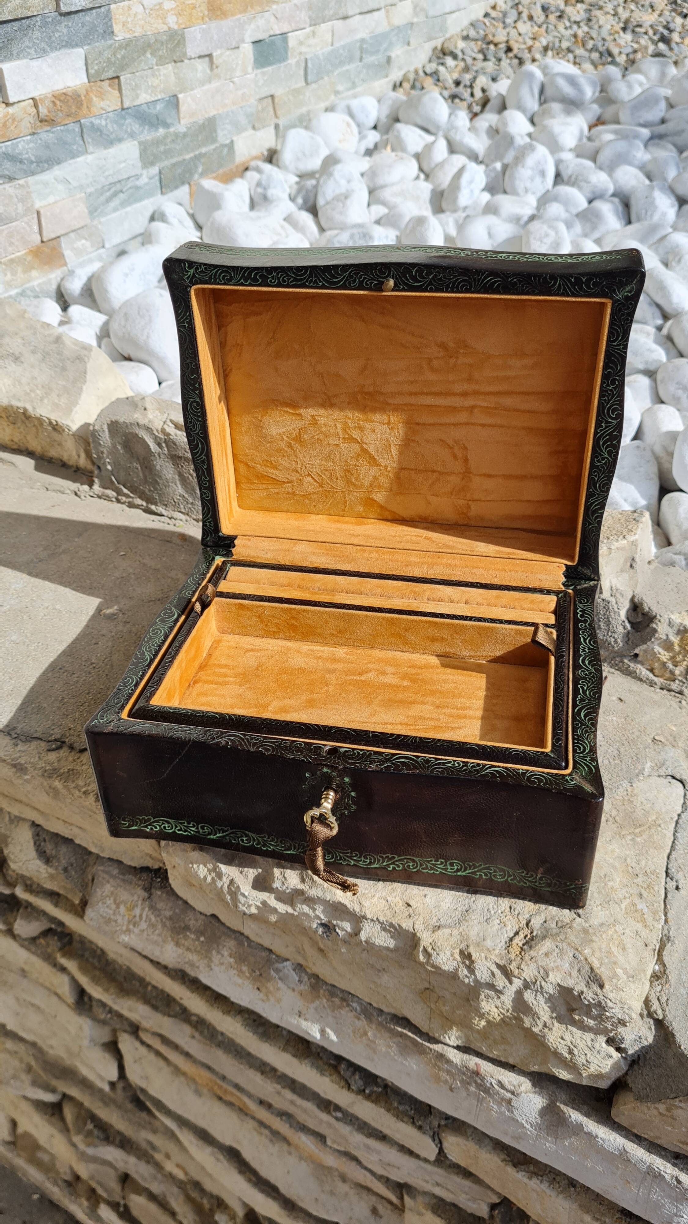Leather jewelry box with its key