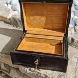 Leather jewelry box with its key